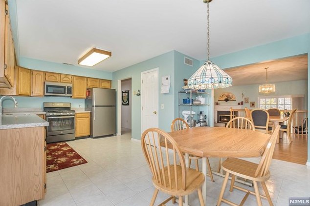 26 Beacon Hl, Pompton Falls NJ  07442-1350 exterior