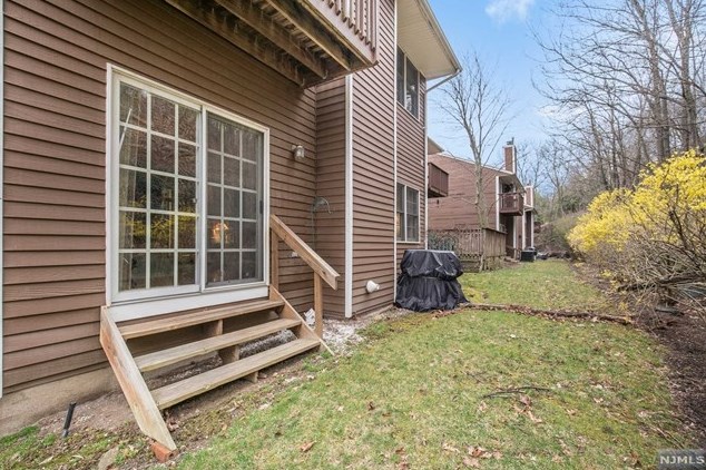 26 Beacon Hl, Pompton Falls NJ  07442-1350 exterior