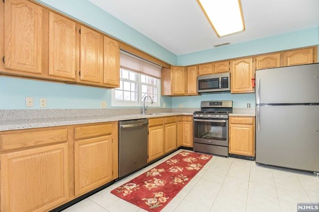 26 Beacon Hl, Pompton Falls NJ  07442-1350 exterior