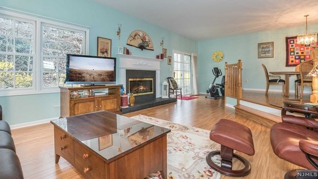 26 Beacon Hl, Pompton Falls NJ  07442-1350 exterior