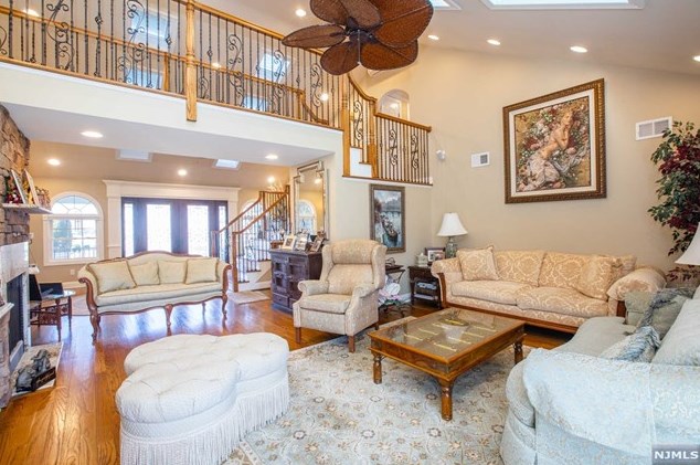 108 Whitney Ave, Pompton Lakes NJ  07442-1920 exterior