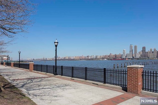 20 Ave At Port Imperial, West New York NJ  07093-8417 exterior