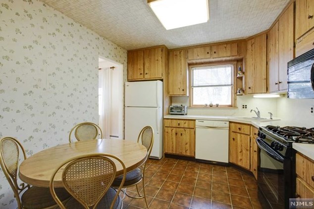 640 Dawes Hwy, Pompton Falls NJ 07442-1545 exterior