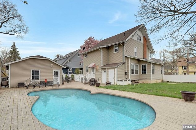 19 Myrtle St, Rutherford NJ  07070-1129 exterior