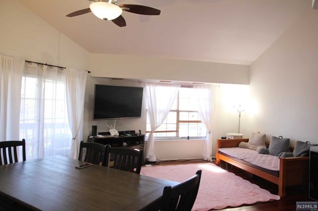 176 Lynette Dr, West Fort Lee NJ  07024-2106 exterior