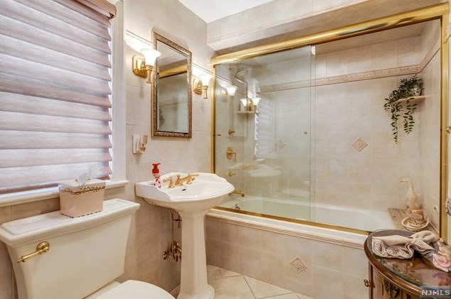 84 Raymond Ave, Rutherford NJ  07070-1134 exterior