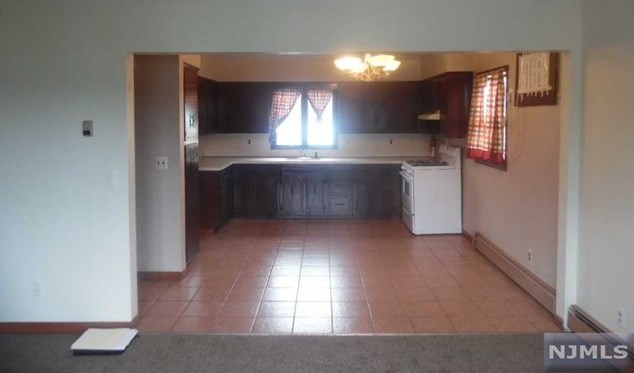 11 Leo Pl, Lodi NJ  07644-3303 exterior