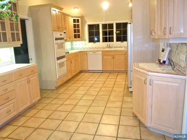 85 Kent Rd, Tenafly NJ  07670-2305 exterior