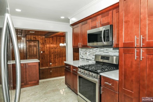 21 Charles Pl, Westwood NJ  07675-7231 exterior