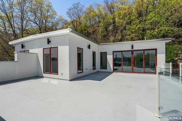 16 Oakdene Ter, Edgewater NJ  07020-1102 exterior