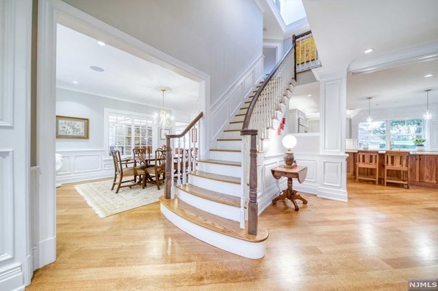 60 Marcotte Ln, Bergenfield NJ 07621-3213 exterior