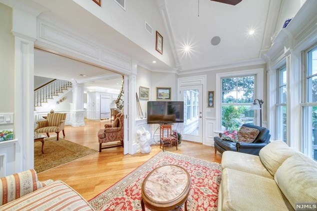 60 Marcotte Ln, Bergenfield NJ 07621-3213 exterior