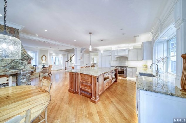 60 Marcotte Ln, Bergenfield NJ 07621-3213 exterior