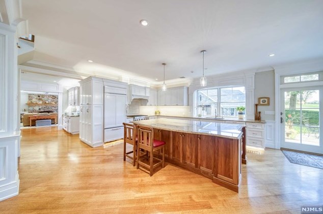 60 Marcotte Ln, Bergenfield NJ 07621-3213 exterior