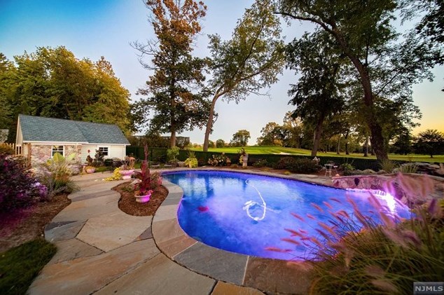 60 Marcotte Ln, Bergenfield NJ 07621-3213 exterior