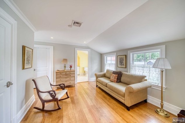 60 Marcotte Ln, Bergenfield NJ 07621-3213 exterior