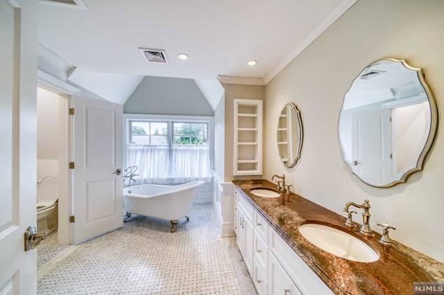 60 Marcotte Ln, Bergenfield NJ 07621-3213 exterior