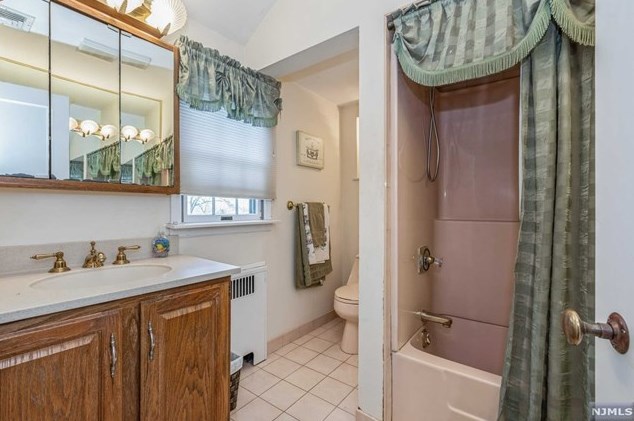 34 Carlton Pl, Rutherford NJ  07070-1120 exterior