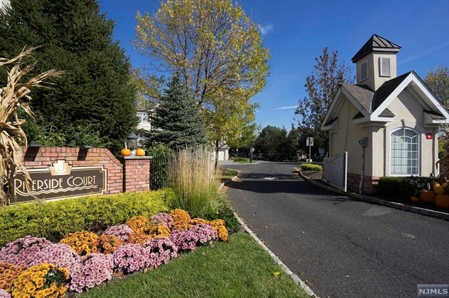 68 Mallard Pl, Secaucus NJ 07094-2930 exterior