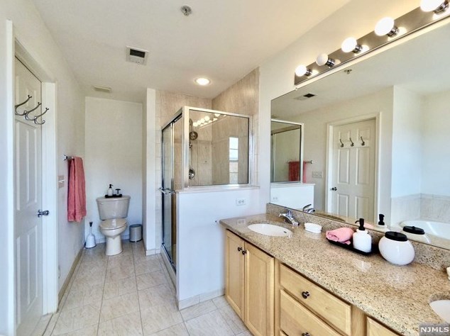 68 Mallard Pl, Secaucus NJ 07094-2930 exterior