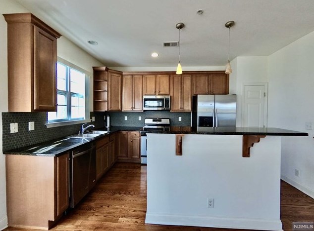 68 Mallard Pl, Secaucus NJ 07094-2930 exterior