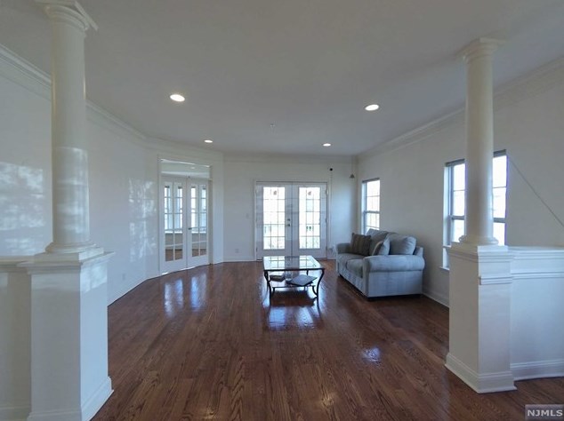 68 Mallard Pl, Secaucus NJ 07094-2930 exterior