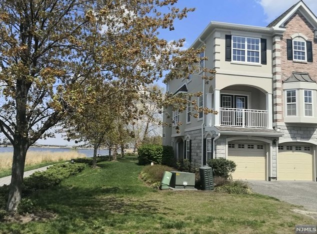 68 Mallard Pl, Secaucus NJ 07094-2930 exterior