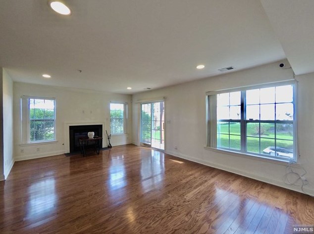 68 Mallard Pl, Secaucus NJ 07094-2930 exterior