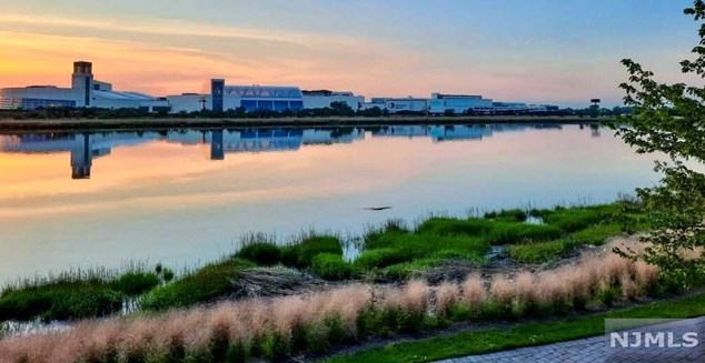 68 Mallard Pl, Secaucus NJ 07094-2930 exterior