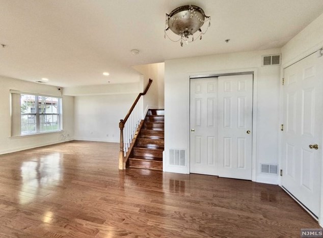 68 Mallard Pl, Secaucus NJ 07094-2930 exterior