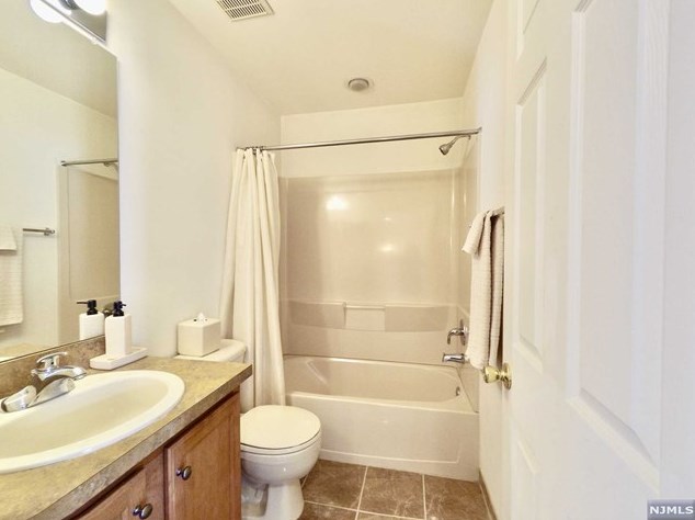 68 Mallard Pl, Secaucus NJ 07094-2930 exterior