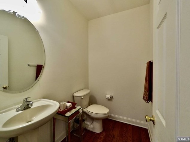 68 Mallard Pl, Secaucus NJ 07094-2930 exterior