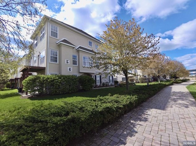 68 Mallard Pl, Secaucus NJ 07094-2930 exterior