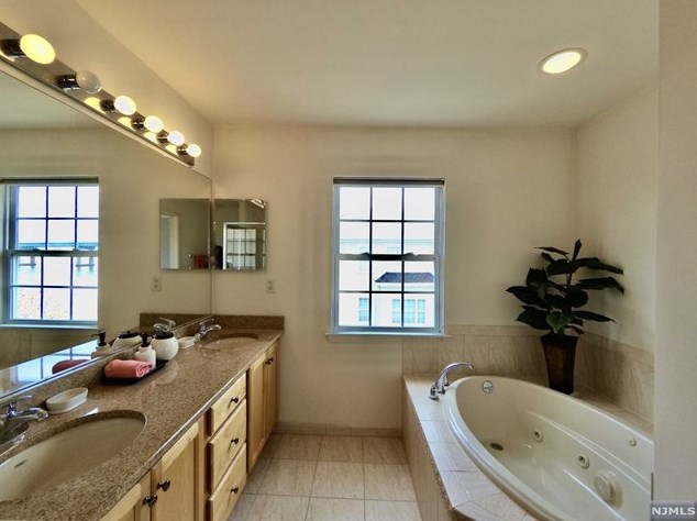 68 Mallard Pl, Secaucus NJ 07094-2930 exterior