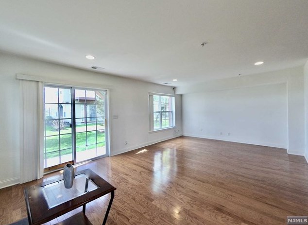 68 Mallard Pl, Secaucus NJ 07094-2930 exterior