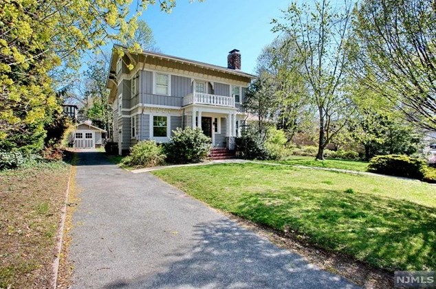 33 S Hillside Pl, Ridgewood, NJ 07450