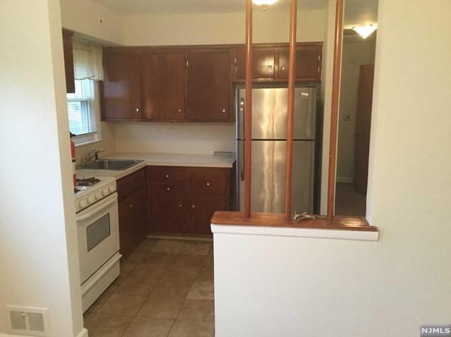 178 Graphic Blvd, Bergenfield NJ  07621-1551 exterior