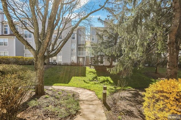 37 Markham Cir, Englewood NJ  07631-5040 exterior