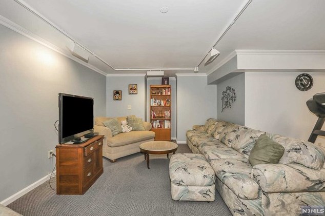 37 Markham Cir, Englewood NJ  07631-5040 exterior