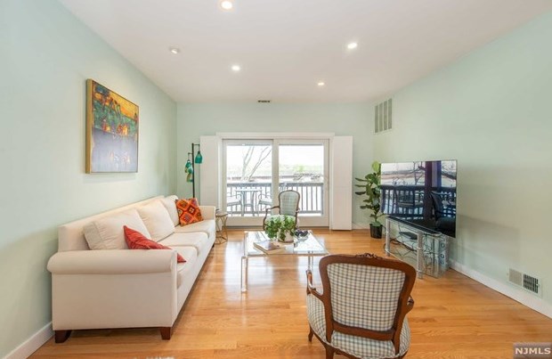 269 Sunset Ky, Secaucus NJ  07094-2213 exterior
