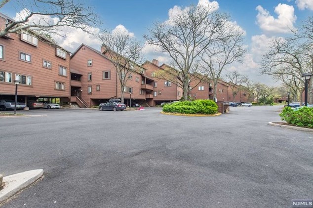 269 Sunset Ky, Secaucus NJ  07094-2213 exterior