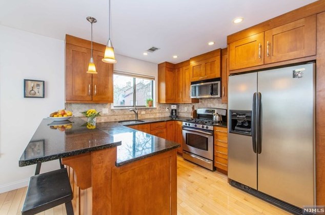 269 Sunset Ky, Secaucus NJ  07094-2213 exterior