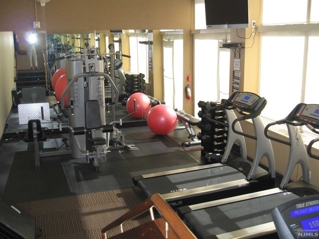 2 Horizon Rd, West Fort Lee NJ 07024-6503 exterior