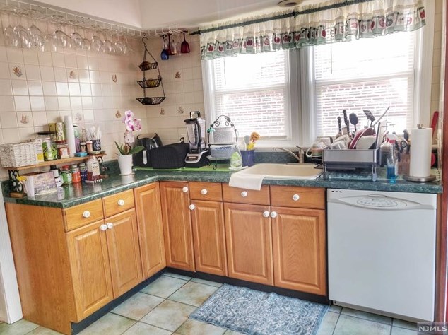 156 Oakland Ter, Newark NJ 07106-2301 exterior