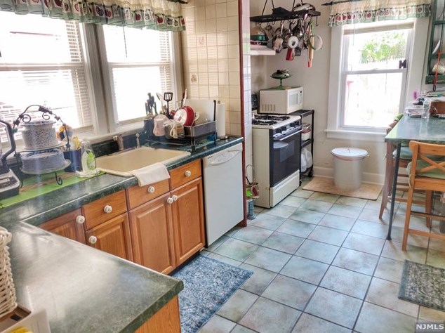 156 Oakland Ter, Newark NJ 07106-2301 exterior