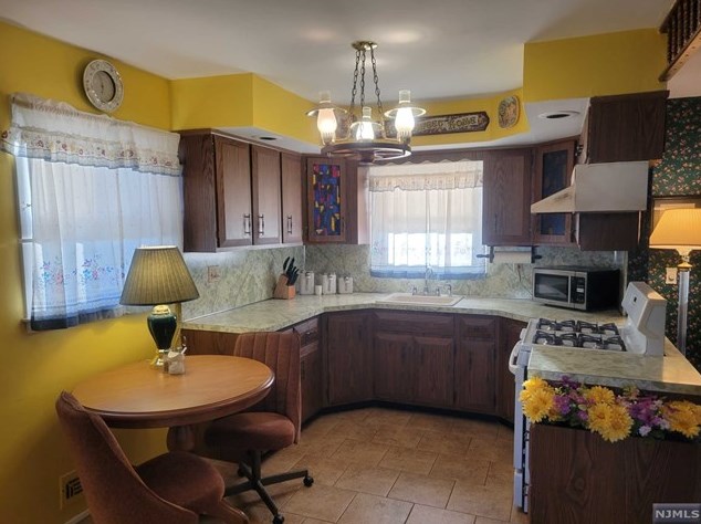 673 9th St, Secaucus NJ  07094-3027 exterior