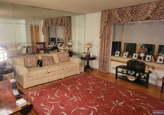673 9th St, Secaucus NJ  07094-3027 exterior