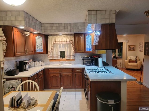 673 9th St, Secaucus NJ  07094-3027 exterior
