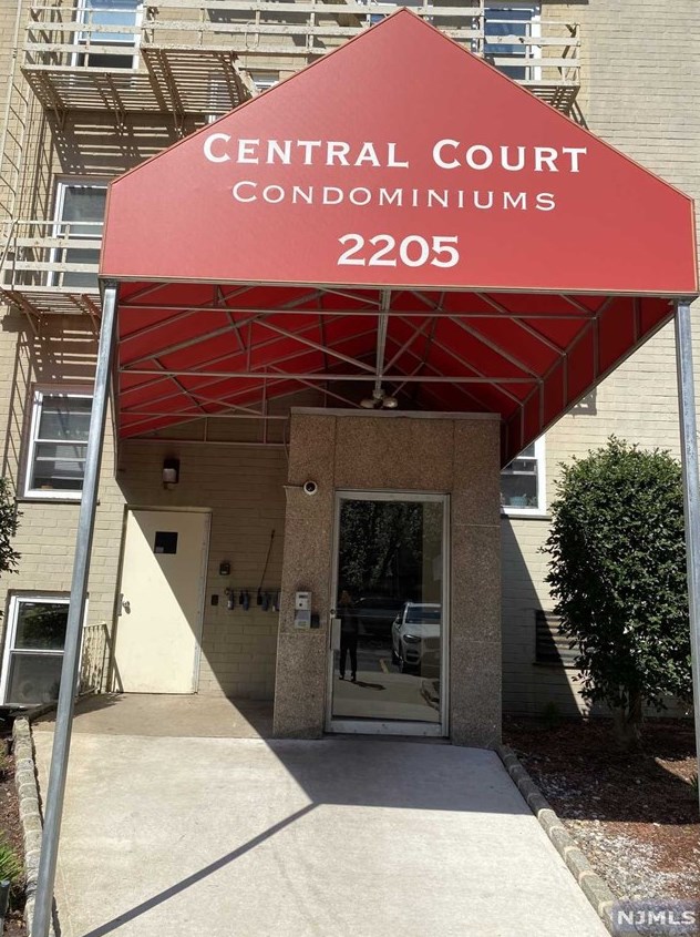 2215 Central Rd, West Fort Lee NJ 07024-7519 exterior