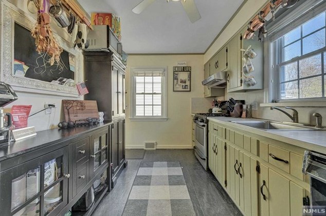 25 Miedama Pl, Midland Pk NJ  07432-1611 exterior